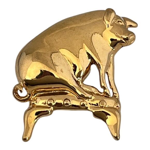 Vintage Signed Trifari Pin Pig on A Stool Lapel Gold Tone Figural 8C - Picture 2 of 3